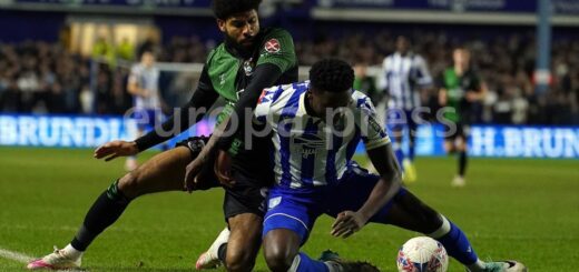 26 January 2024, United Kingdom, Sheffield: Coventry City's Ellis Simms and Sheffield Wednesday's Di'Shon Bernard battle for the ball during the Emirates FA Cup fourth round soccer match between Sheffield Wednesday and Coventry City at Hillsborough. Photo: Martin Rickett/PA Wire/dpa
